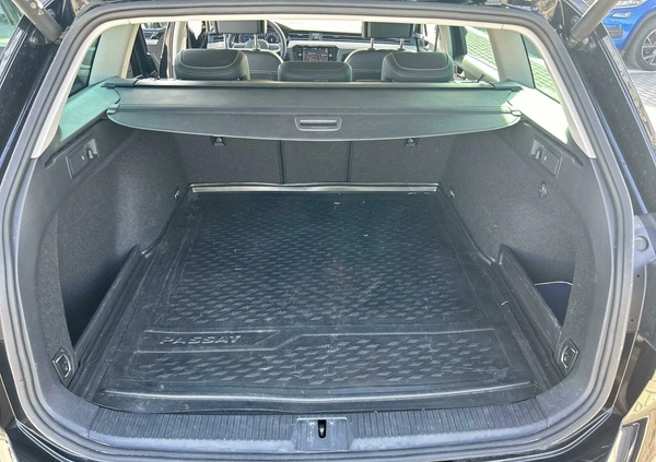 Volkswagen Passat cena 199900 przebieg: 14220, rok produkcji 2023 z Gostynin małe 742